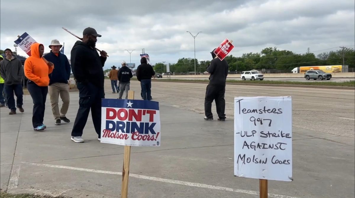 Strikers strike outside of the Fort Worth brewery. (Jordan Montgomery/Staff Photographer)