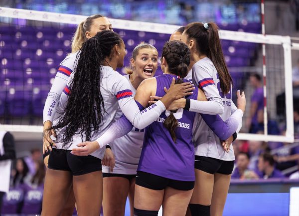 TCU volleyball players huddle after a the play is over at Schollmaier Arena in Fort Worth, Texas. (TCU360/ Tyler Chan)