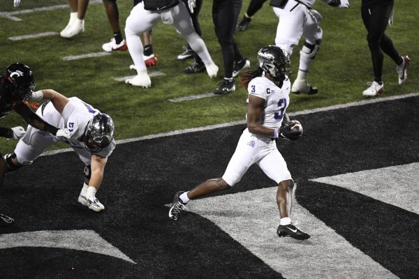 CINCINNATI, OH - NOVEMBER 30: Texas Christian Horned Frogs Wide Receiver Savion Williams (3) rushes for a touchdown during the college football game between the Texas Christian Horned Frogs and the Cincinnati Bearcats on November 30, 2024, at Nippert Stadium in Cincinnati, Ohio. (Photo by Michael Allio/Icon Sportswire) (Icon Sportswire via AP Images)