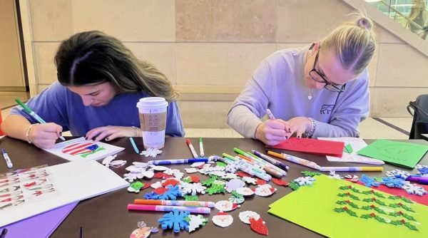 TCU students writing holiday cards for active military members (courtesy of the TCU Library Instagram @tculibrary.) 