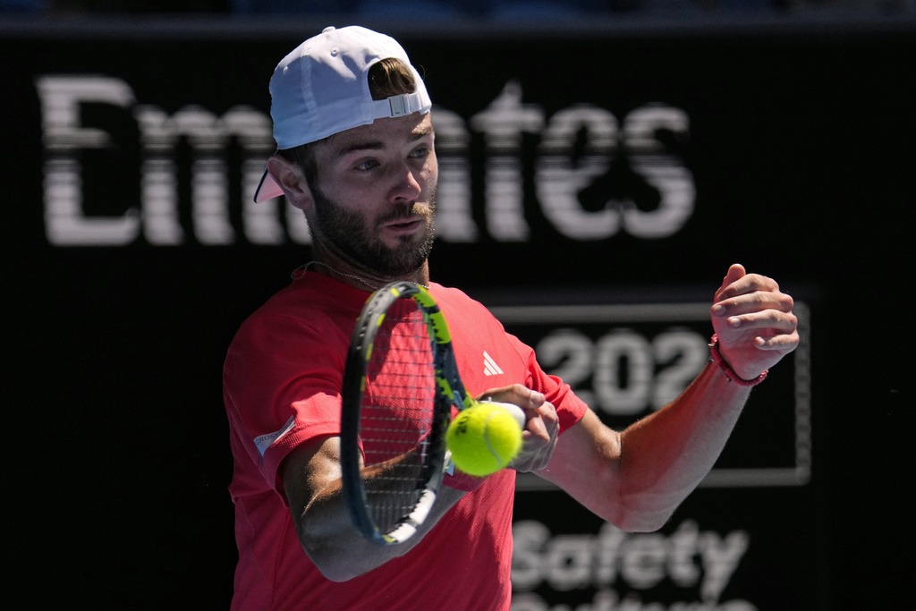 Jacob Fearnley of Britain plays a forehand return to Alexander Zverev of Germany during their third round match at the Australian Open tennis championship in Melbourne, Australia, Friday, Jan. 17, 2025. (AP Photo/Vincent Thian)