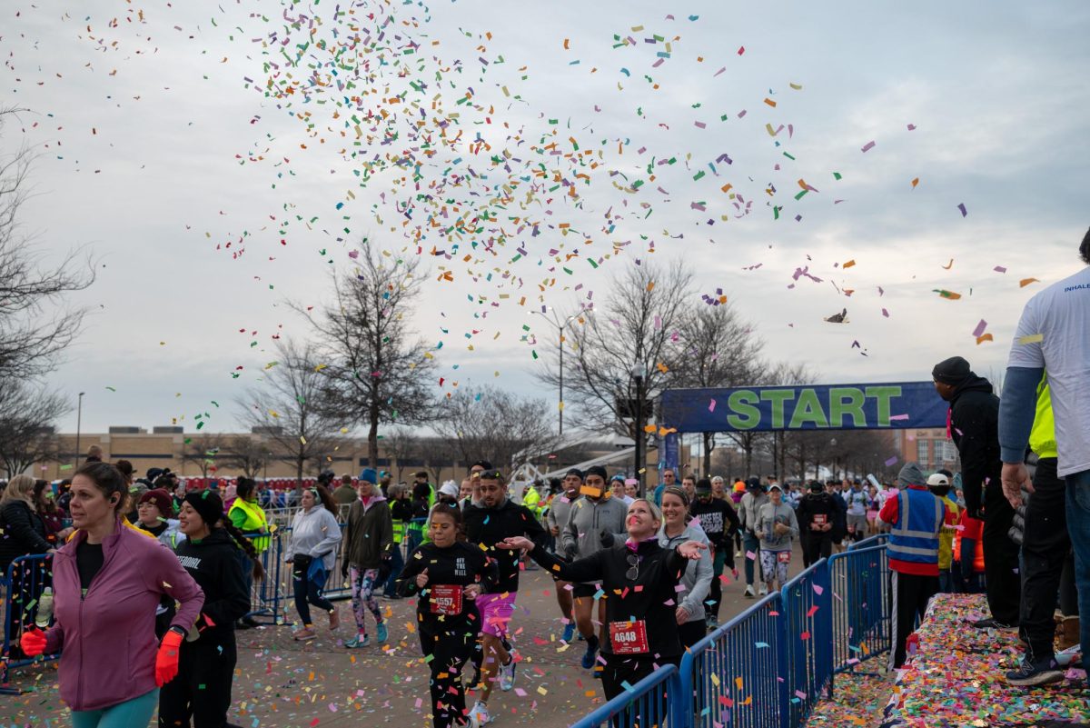 Runners begin the race at the starting line. (Lilly Pool)