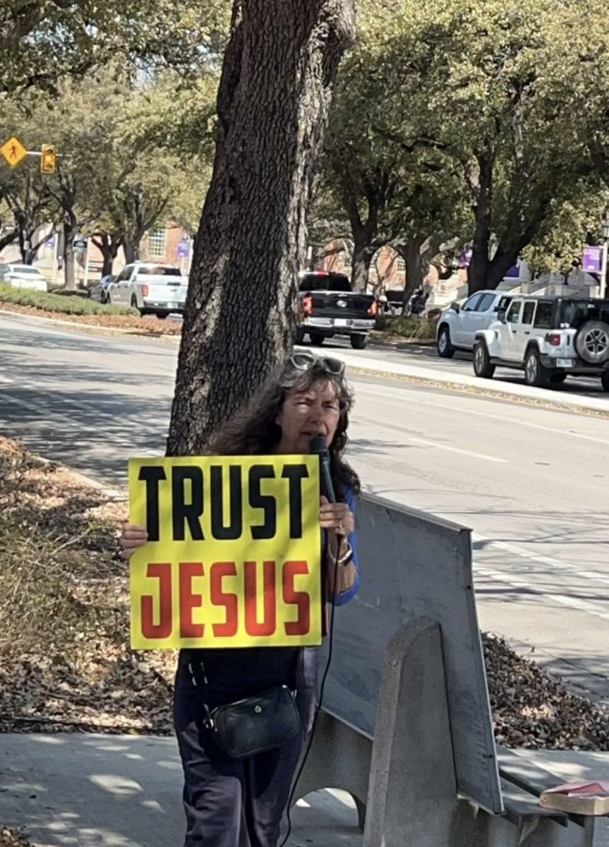 Sister Cindy holds up her sign urging students to "Trust Jesus". (Yasmin Lopes/Staff Writer)