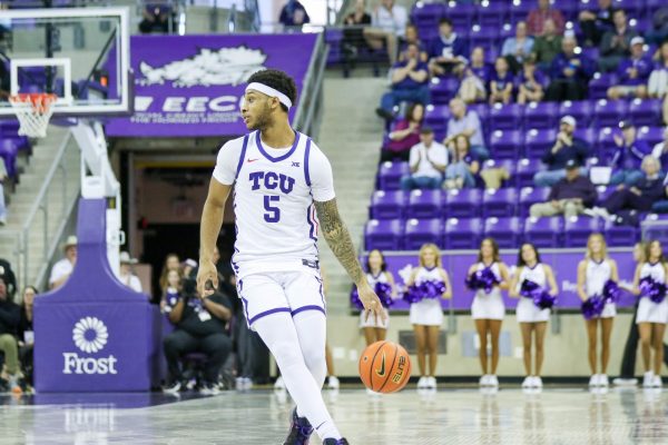 Micah Robinson looking for a teammate. (Andy Nguyen/Staff Photographer)