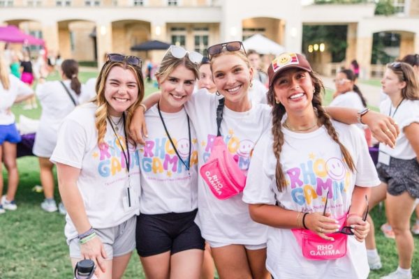 Rho Gammas during the recruitment process in the Commons. (Courtesy of Morgan Czepiel) 