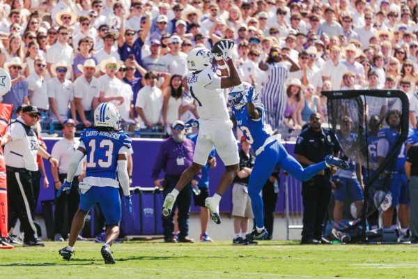 TCU wide receiver Eric McCallister catches the ball at Amon G. Carter Stadium in Fort Worth, Texas, Sep. 20, 2025. The TCU Horned Frogs beat the SMU Mustangs 35-24. (TCU360/Tyler Chan)