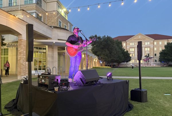 Mitchell Ford serenades students in the Campus Commons during the first Tuesday Tunes of the 2025 school year. (Bud Riley/Staff Writer)