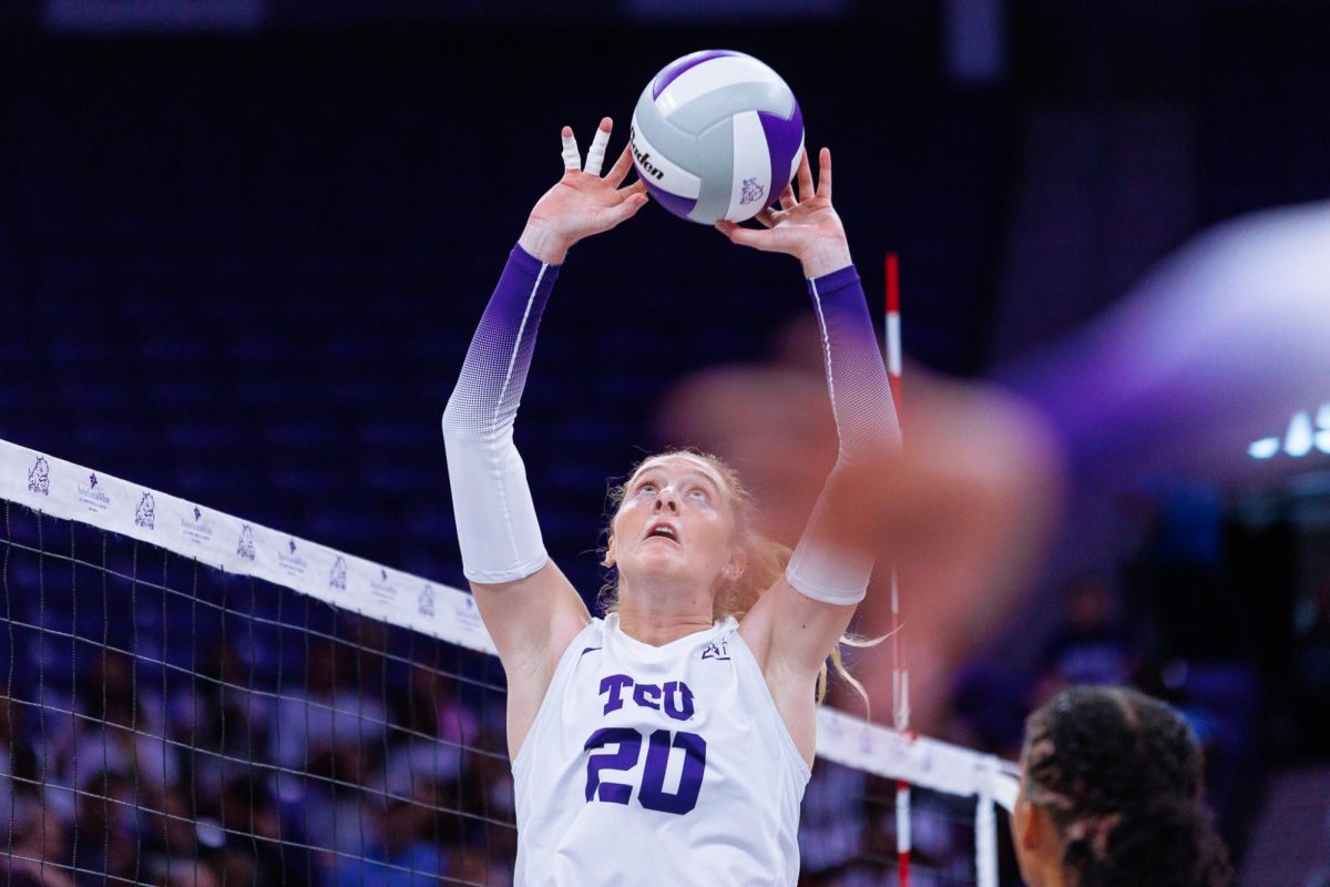 TCU setter Ella Foti sets the ball at Schollmaier Arena in Fort Worth, Texas, Oct. 25, 2025. The TCU Horned frogs lost to the BYU Cougars 1-3. (TCU360/ Tyler Chan)