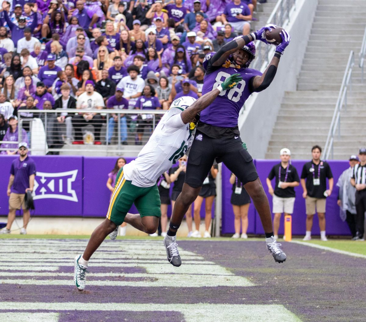 TCU tight end Ka'Morreun Pimpton catches a touchdown pass at Amon G. Carter Stadium in Fort Worth, Texas Oct 18, 2025. The TCU Horned Frogs defeated the Baylor Bears 42-36 (TCU360/Logan Pope).