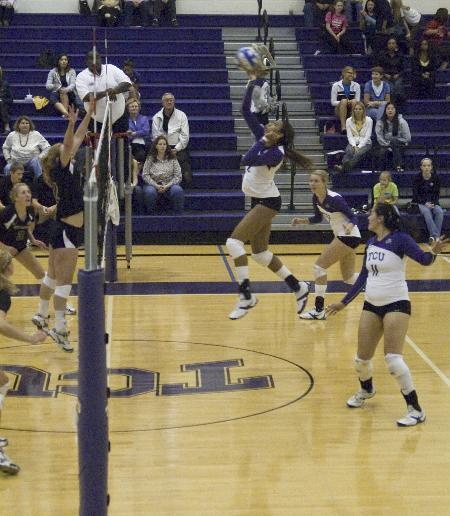 Volleyball team defeats Wyoming