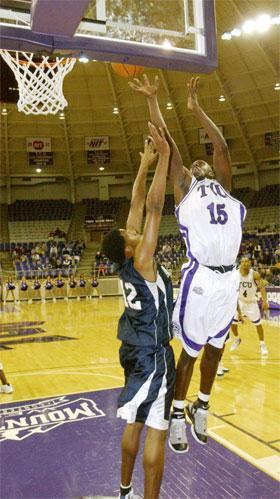Mens Basketball - Frogs beat Tigers in close game