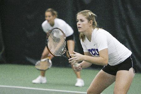 Womens tennis team splits San Diego trip