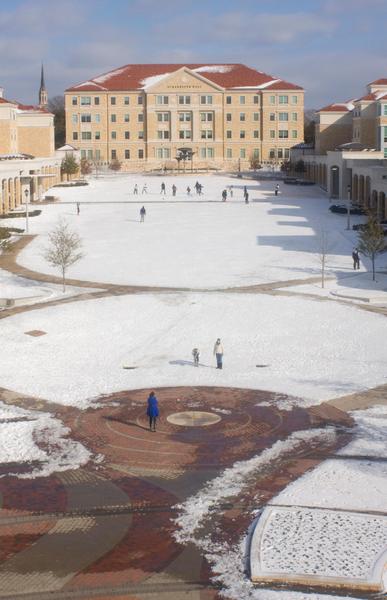 Students partake in several outdoor activities to celebrate the day off because of the snow day in the campus commons on Tuesday. Photo by Multimedia Editor Matt Coffelt